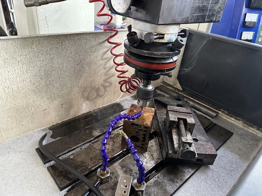 メタル 3 軸 CNC 電動放電 ダイシンカー EDM300H 鏡機能加工